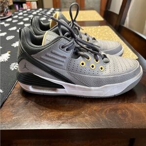 Jordan Max Aura 5 Youth size 5.5